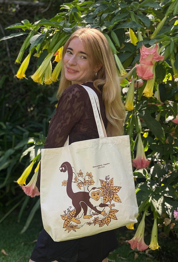 model-with-tote-bag
